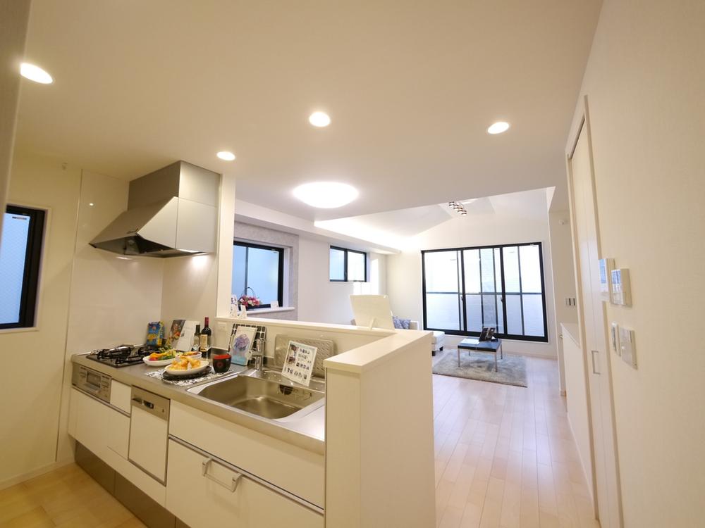 Living. Face-to-face kitchen