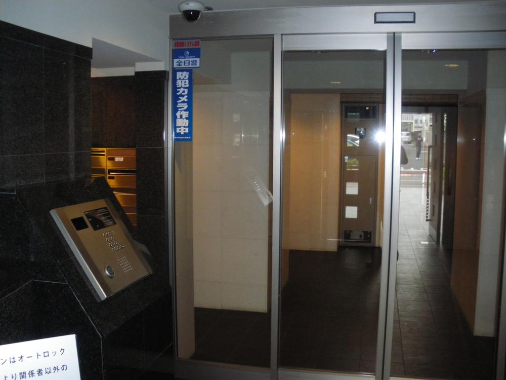 lobby. ● There is a mail corner that was protected by 24-hour home delivery locker and security.
