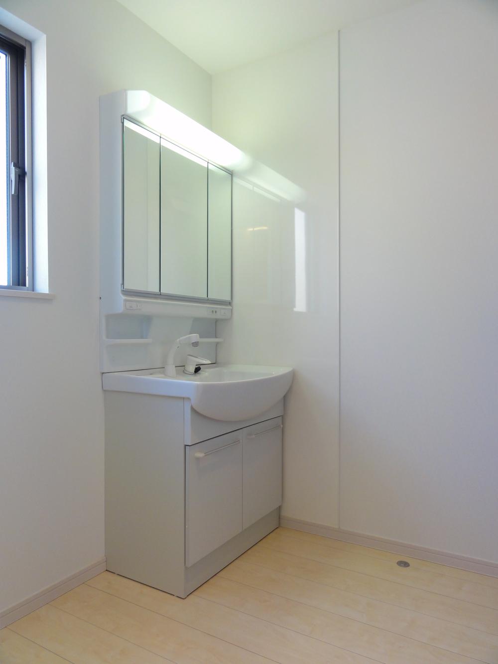 Wash basin, toilet. Three-sided mirror Shampoo dresser