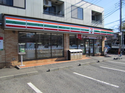 Convenience store. 850m to Seven-Eleven (convenience store)