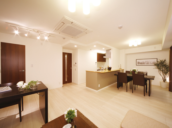 Living.  [living ・ dining] Living for your stay a time of loose and comfortable family gatherings ・ dining room. Communication full of smiles in the calm will Yuki deepen the bonds of family.