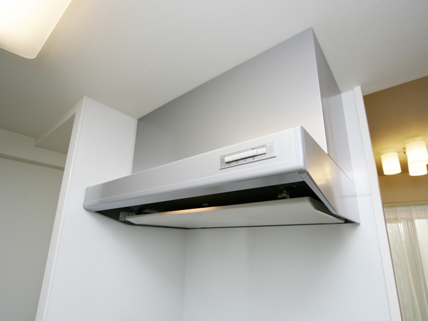 Kitchen.  [Lighting with a range hood fan] Installing a range hood to the top of the gas range, This will make it harder muffled smell of cooking in the room. It is with lighting finish the degree of cooking is understood well.  ※ There is a case where a part shape is different.
