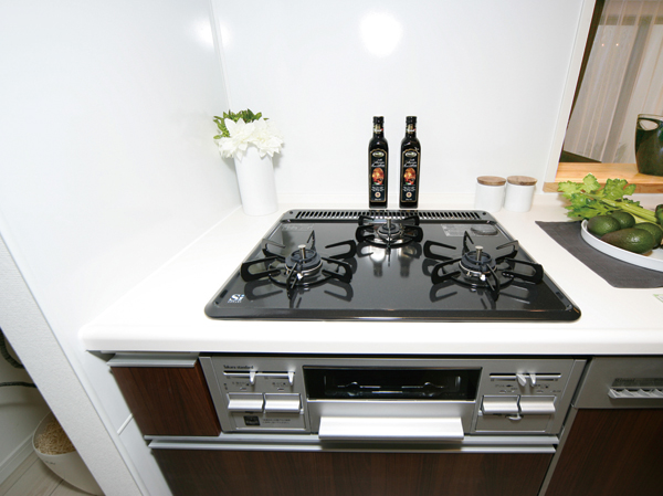 Kitchen.  [Three-necked gas stove] Three-necked + grill type to up the efficiency of the cuisine. "Cooking oil overheating prevention device", Equipped with safety devices such as "forgetting to turn off fire function".