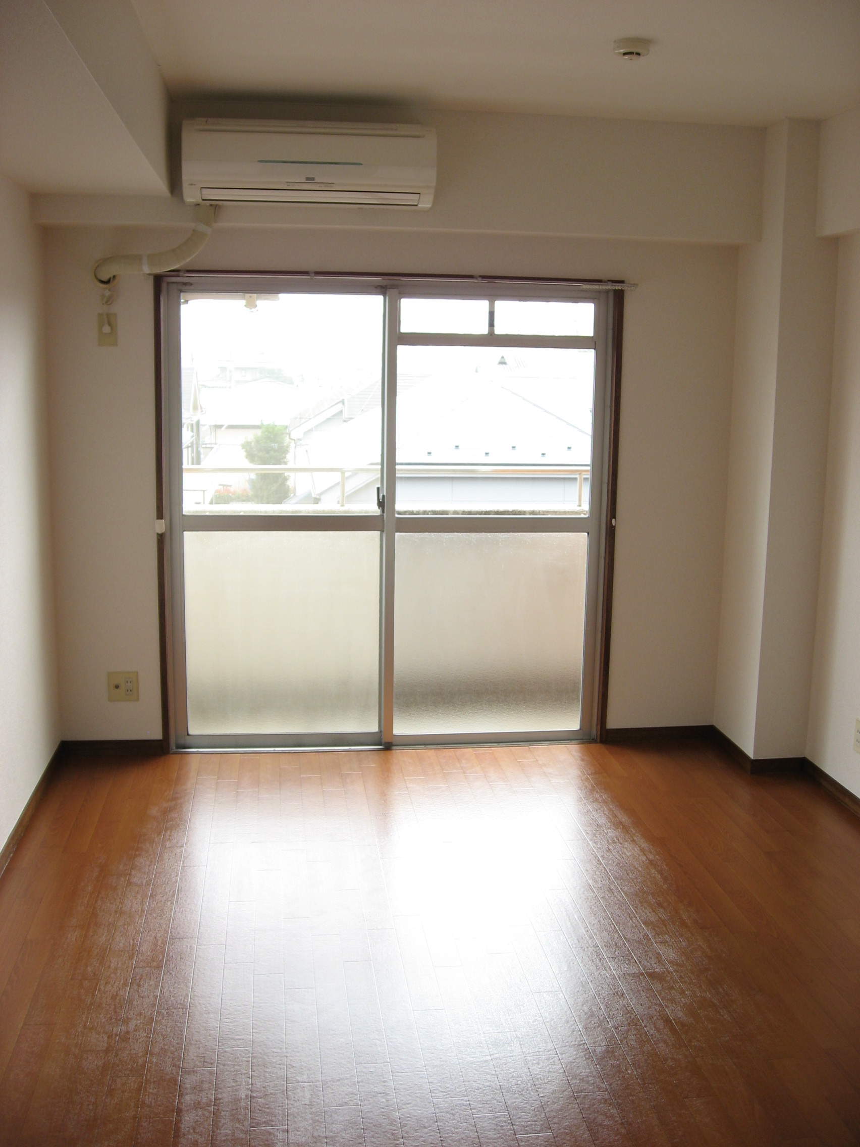Living and room. Spacious 8-mat of Western-style! It is air-conditioned! 