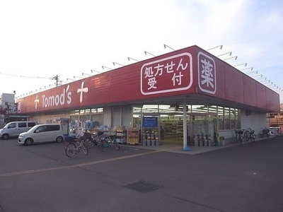 Dorakkusutoa. Tomod's 726m until (drugstore)