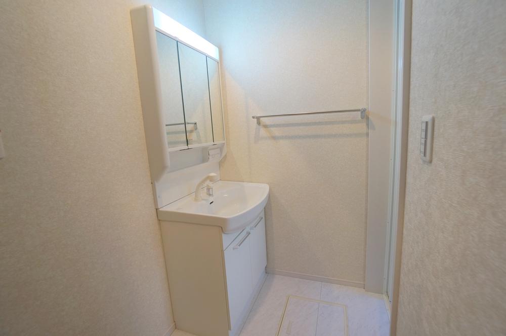 Wash basin, toilet. Local (September 2013) Shooting