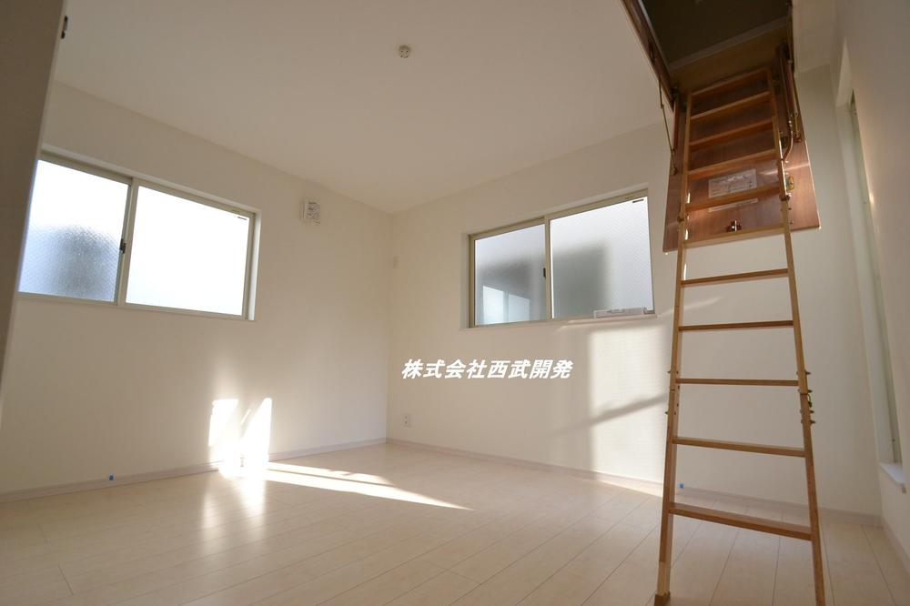 Non-living room. 6 Building