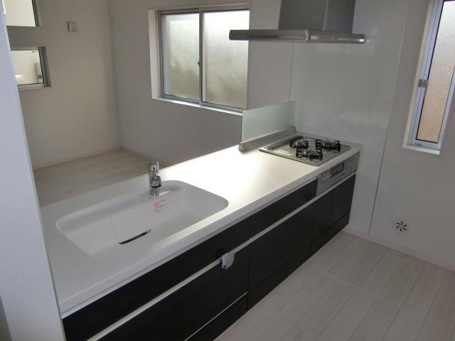 Kitchen. It is the latest of a cafe-style kitchen. Artificial marble top and sink is fashionable. 