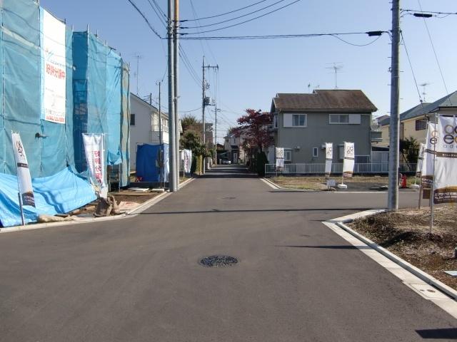 Local photos, including front road. The north side of the development road. There 6m. 