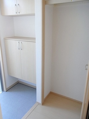 Entrance. Entrance ・ Shoebox ・ Receipt
