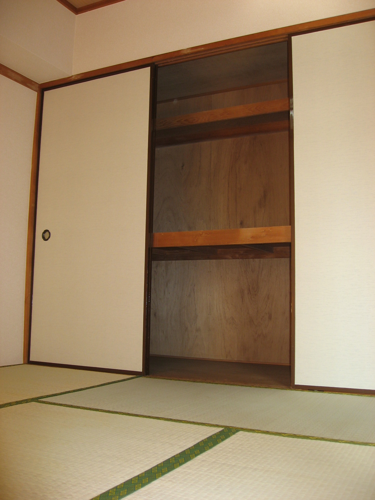 Other room space. Large futon there between the closet 1 ・ Color box is also a breeze! 