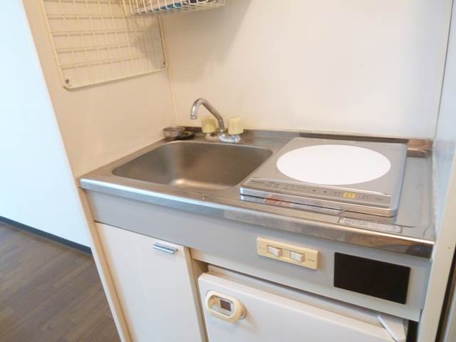 Kitchen. Glad IH stove