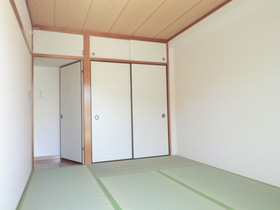 Living and room. South-facing Japanese-style room 6 tatami