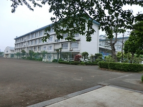 Junior high school. Kodaira stand Xiaoping sixth junior high school (junior high school) up to 430m