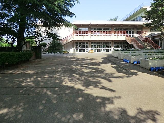 Primary school. Kodaira stand Xiaoping eleventh elementary school 1300m to