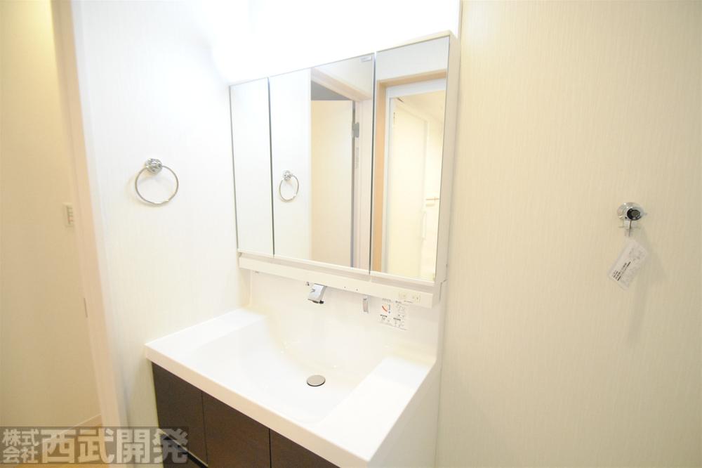 Other Equipment. A Building Shampoo dresser ・ Three sides with mirrors ・ Laundry Area