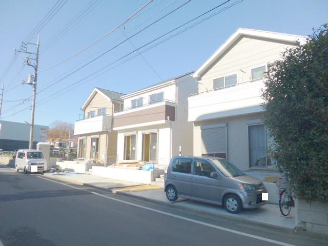 Local photos, including front road. It is a complete residential area