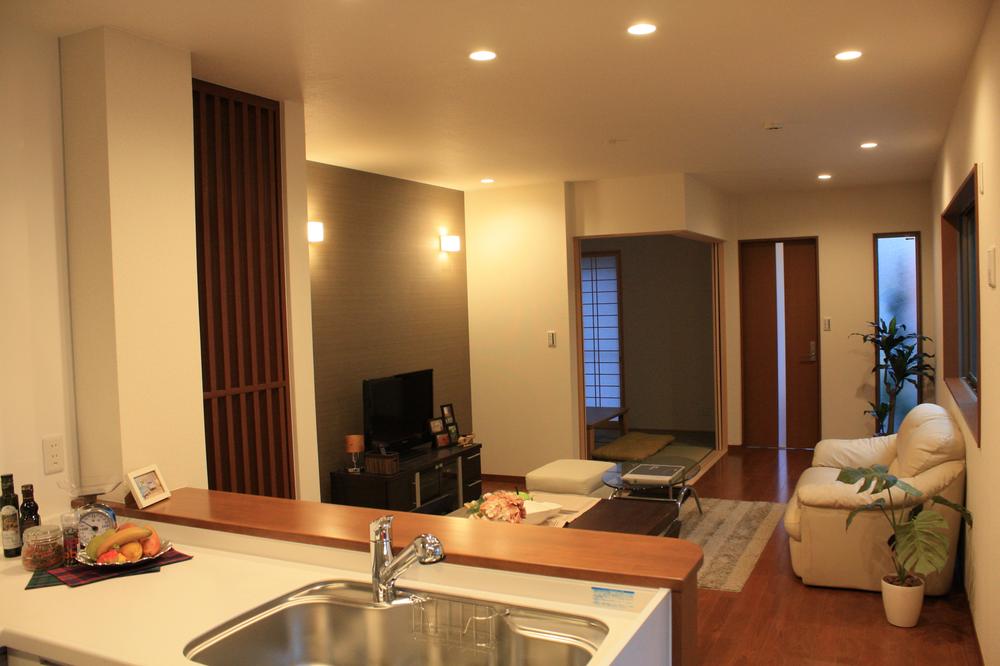 Kitchen. 1 Building LDK (12 May 2013) Shooting. It can be family or had been also overlooks the living dining and a continuation of the Japanese-style image from the L-shaped face-to-face kitchen.