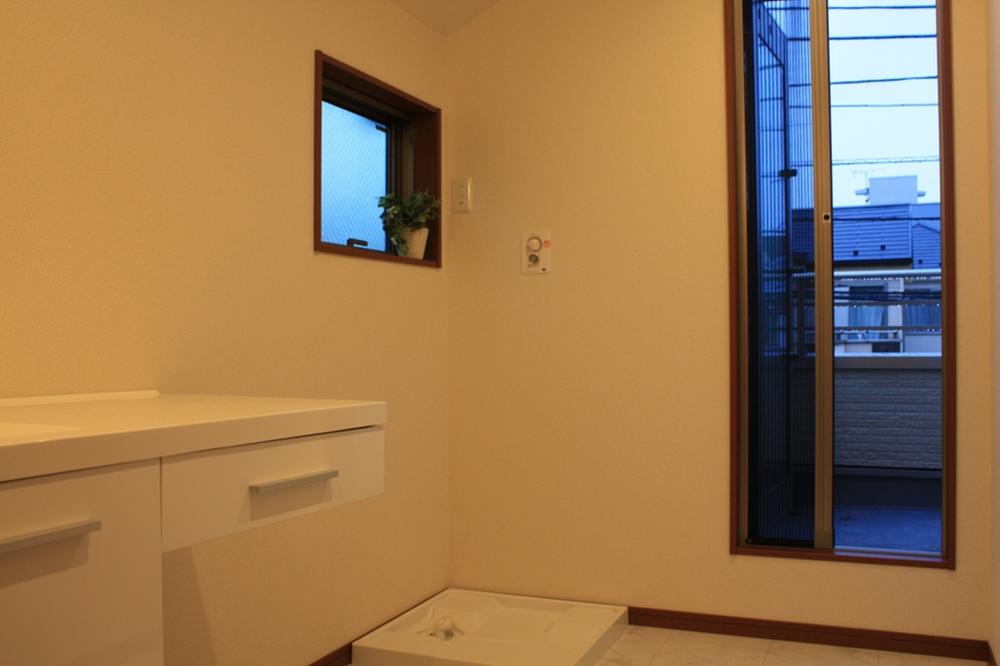 Wash basin, toilet. 1 Building laundry space (12 May 2013) Shooting. Undressing room and bathroom on the first floor is 1 Building, Has become a floor plan that directly enter and exit can laundry space + Powder Room (3 Pledge) to the balcony on the second floor.