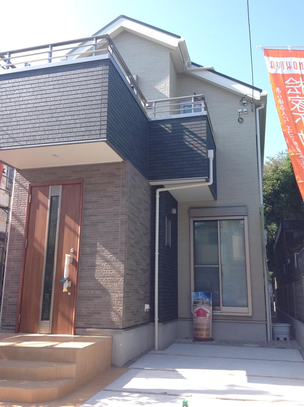 Higashise' road of 1 Building. The south contact road 4 Building ・ 5 three buildings of the Building is in sale.