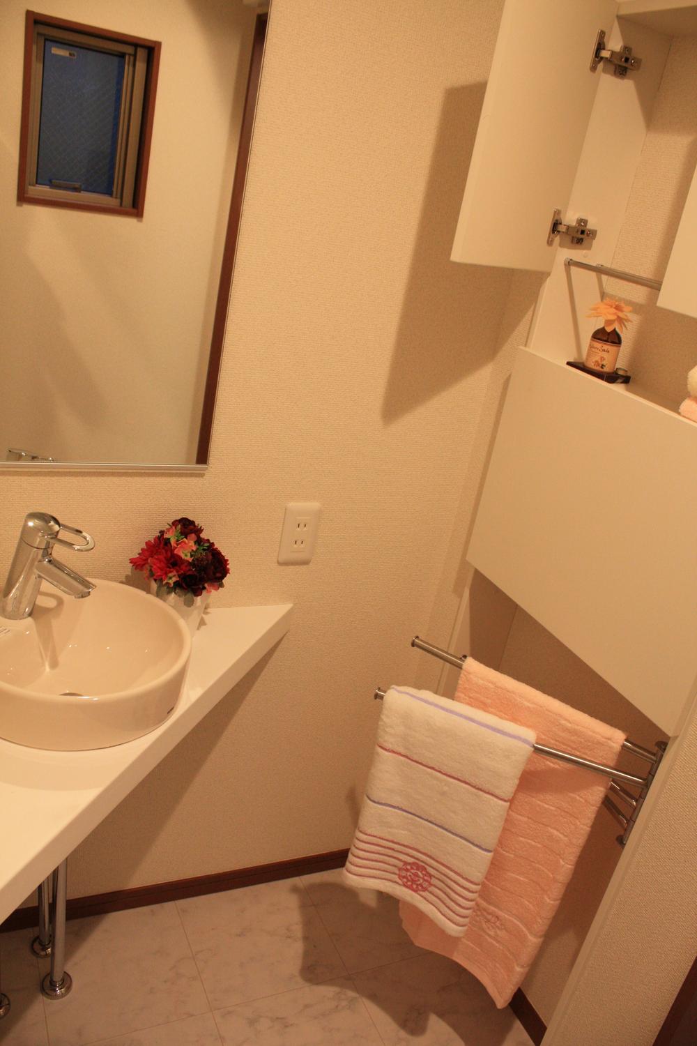 Wash basin, toilet. 1 Building undressing room (12 May 2013) Shooting. Undressing room and bathroom on the first floor is 1 Building, Has become a floor plan that laundry space (3 Pledge) on the second floor. Makeup mirror and cute wash-basin in the changing room, Multi-function wall with storage.