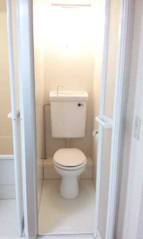 Toilet. bus ・ It is another toilet.
