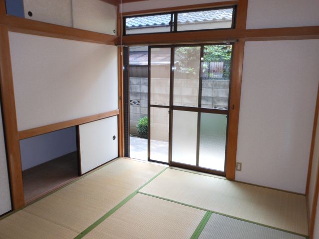 Living and room. 6 Pledge of Japanese-style rooms. South is facing. 