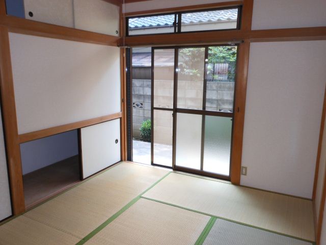 Living and room. 6 Pledge of Japanese-style rooms. South is facing.