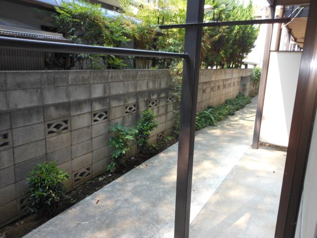 Balcony. Facing south in sunny. Laundry will dry well.
