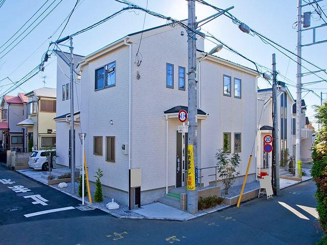 Local photos, including front road. Local (11 May 2013) Shooting