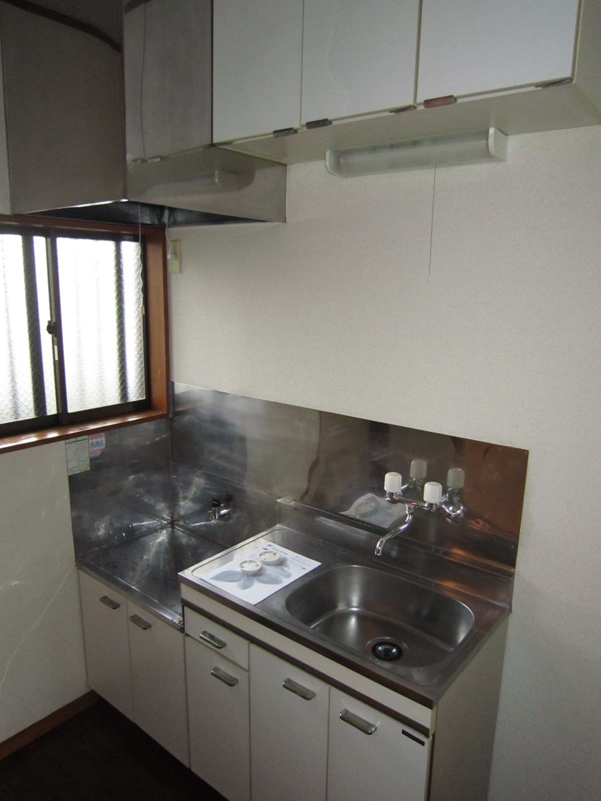 Kitchen. It spreads the width of the dishes in the gas stove correspondence of kitchen