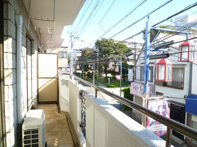 Balcony. And many laundry is also a spacious veranda of peace of mind. 