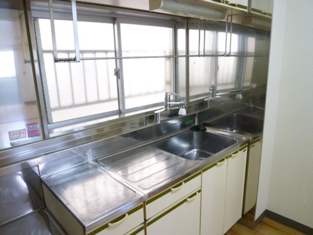 Kitchen. Easy also dishes in the gas stove can be installed spread of kitchen
