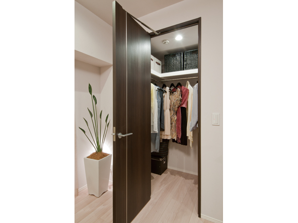 Set up a walk-in closet in the master bedroom that can store plenty. Including clothing, Even so you can store plenty those bulky, such as suitcases or golf bags, You can use the room and clean
