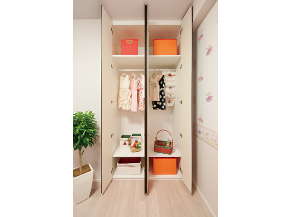 Western-style closet, which is provided in (2). Easy to organize, 2 split type. For weekdays in the left and right ・ Because the holiday can be or nearly divided the clothes and so on for, You can also organize fun children