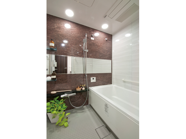 The bathroom has been finished in the space to cherish the good and comfort of the ease of use, and the like bar handle type of shower can be fixed in a ventilated drying heater and any height. You can leisurely enjoy the bath time