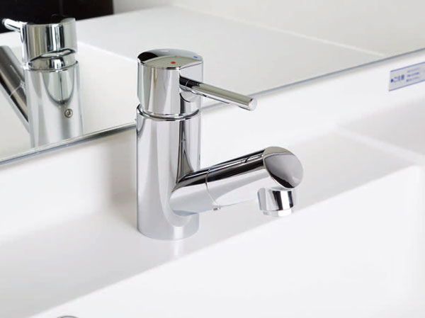 Bathing-wash room.  [Head drawer mixing faucet] Washbasin faucet faucet head is pulled out. When you put the water or, occasionally, bucket, This is useful and care of the wash bowl.