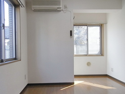 Living and room. Air conditioning lighting conditioning ・ Floor flooring