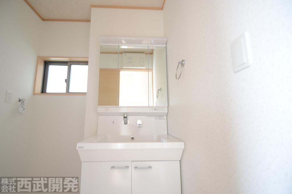 Wash basin, toilet. Shampoo dresser ・ Three sides with mirrors     Laundry Area