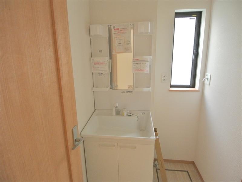 Wash basin, toilet. Local (10 May 2013) Shooting