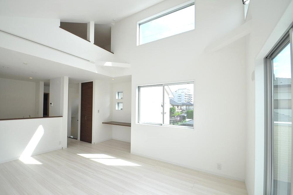 Living. Set up a living room on the second floor with a bright and airy. (October 2013) Shooting