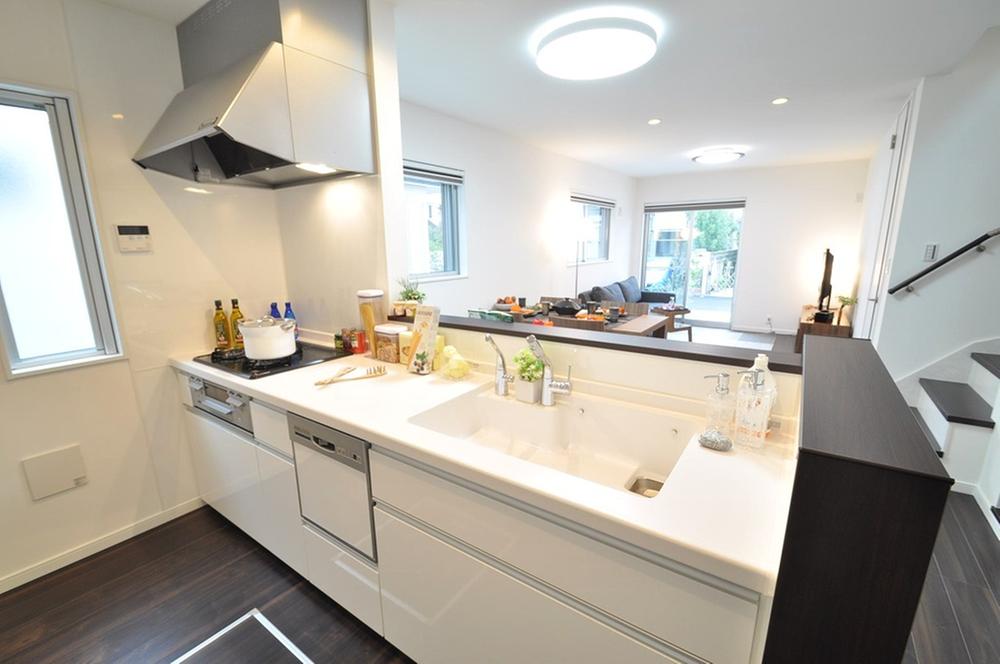 Kitchen. Dishwasher and the water purifier has been equipped with the kitchen. (October 2013) Shooting