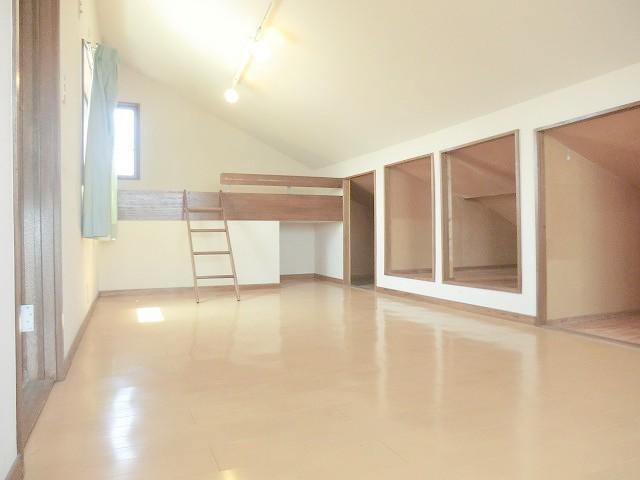 Non-living room. Spacious attic