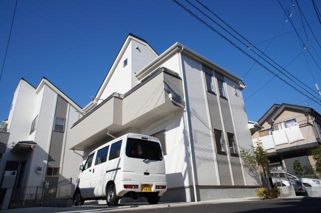 Local appearance photo. Outside ring of white keynote