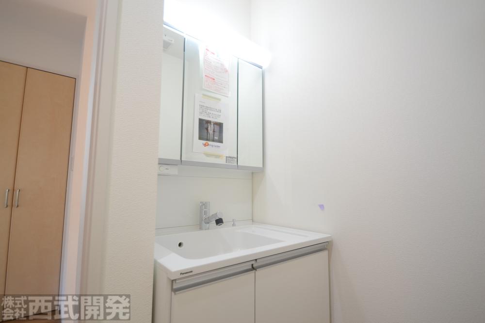 Wash basin, toilet. Shampoo dresser ・ Three sides with mirrors