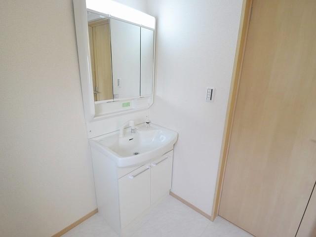 Wash basin, toilet. Wash room (August 2013) Shooting