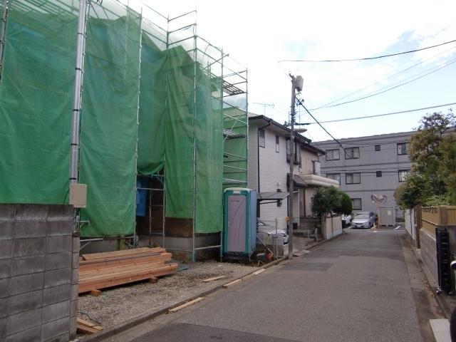 Local photos, including front road. Front road without such as a utility pole before site, Car loading and unloading is also easy. The left side of the telephone pole is for construction work.