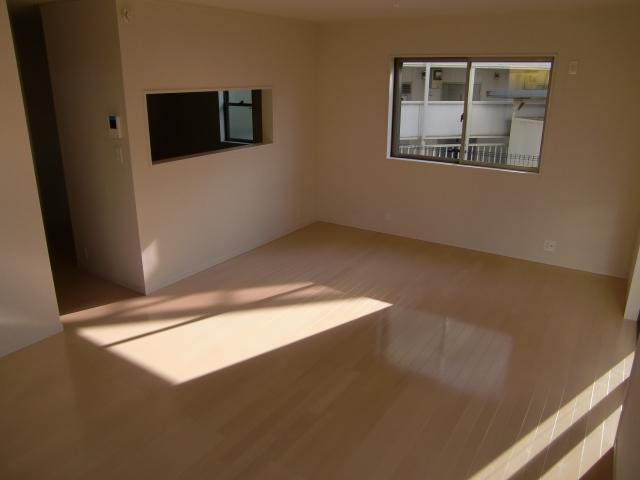 Same specifications photos (living). Ahead is the living room of the finished properties. This property is also a wide before face-to-face kitchen. 