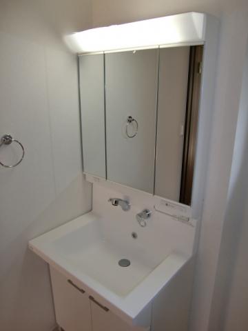 Wash basin, toilet. Shampoo dresser of the property, which was completed in earlier.