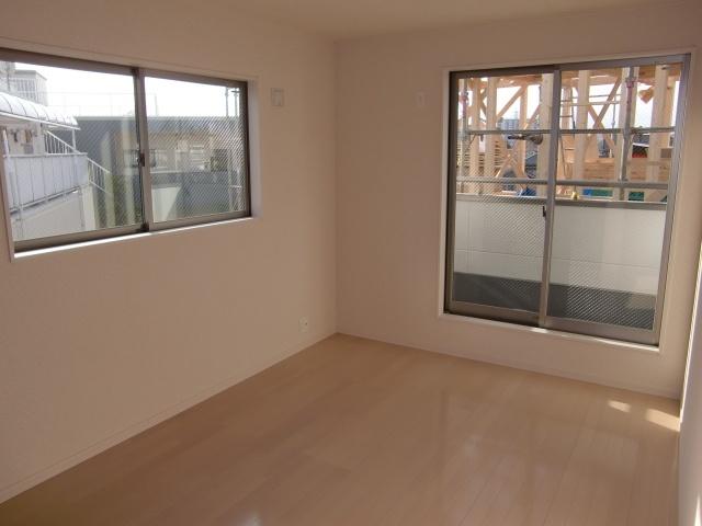 Non-living room. Ahead to Western-style of the finished properties. Please refer to Our Property.